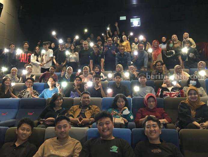 Nobar Film 13 Bom di Jakarta bersama Ardhito Pramono di CGV BG Junction Surabaya.