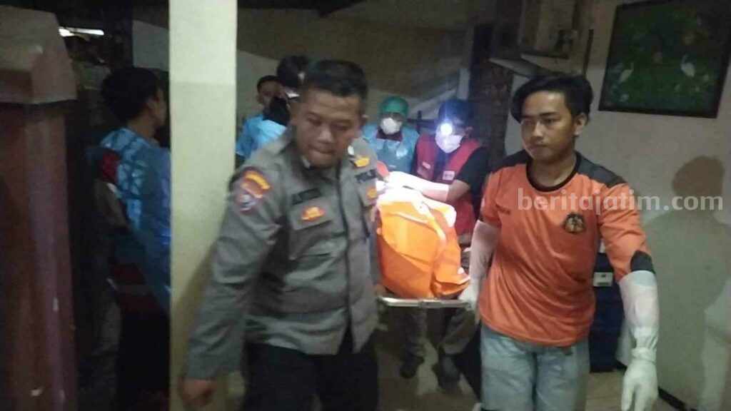 Jenazah korban dievakuasi ke RSU Dr Wahidin Sudiro Husodo Kota Mojokerto. [Foto : ist]