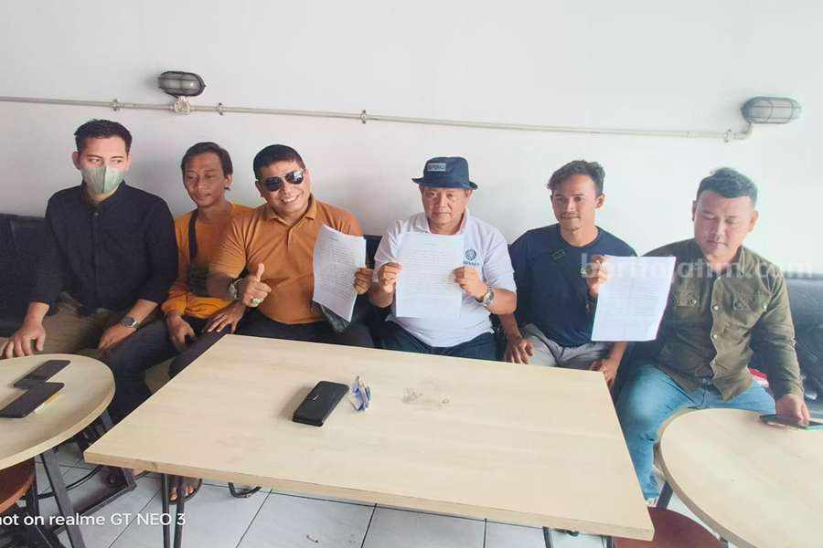 Eman Mulyana bersama tim hukum mendampingi tiga kliennya gelar pres rilis