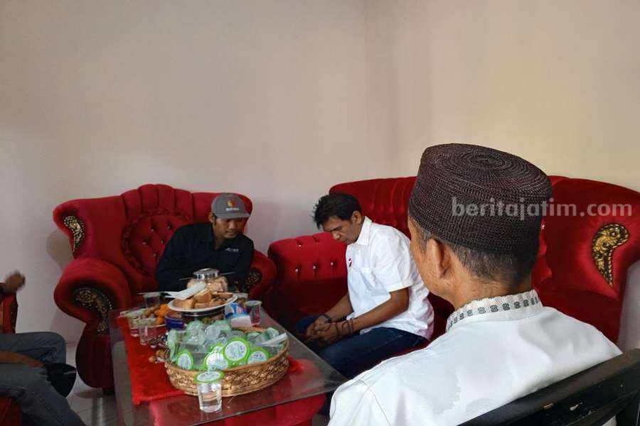 Ketua Bawaslu Kabupaten Pasuruan, Arie Yunianto, saat memeriksa ASN Dispendikbud.