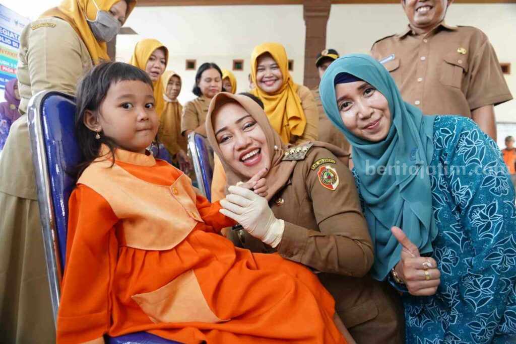 Bupati Mojokerto Ikfina Fahmawati saat menghadiri pelaksanaan PIN vaksin polio di Desa Medali, Kecamatan Puri, Kabupaten Mojokerto. [Foto : ist]