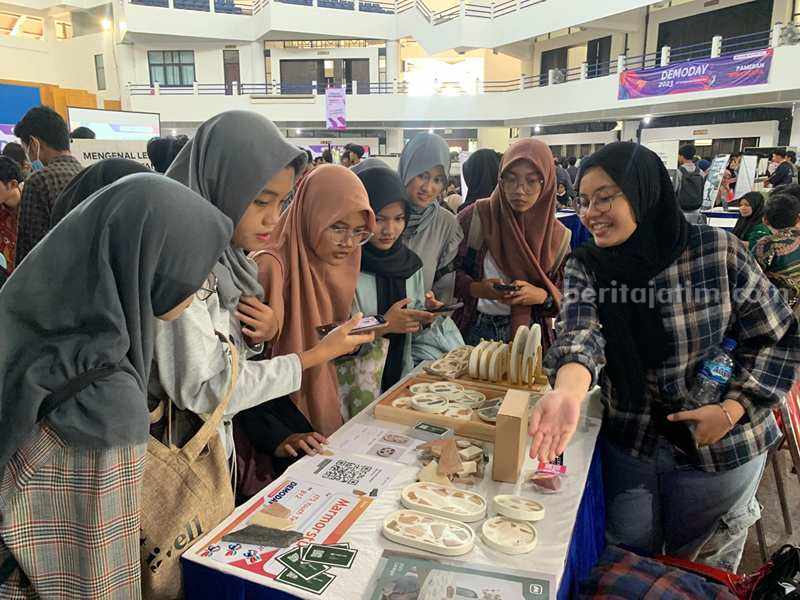 Salsabila Dhita Nurani (kanan) ketika menjelaskan produk MarmorStuff kepada para pengunjung Demo Day ITS 2023.
