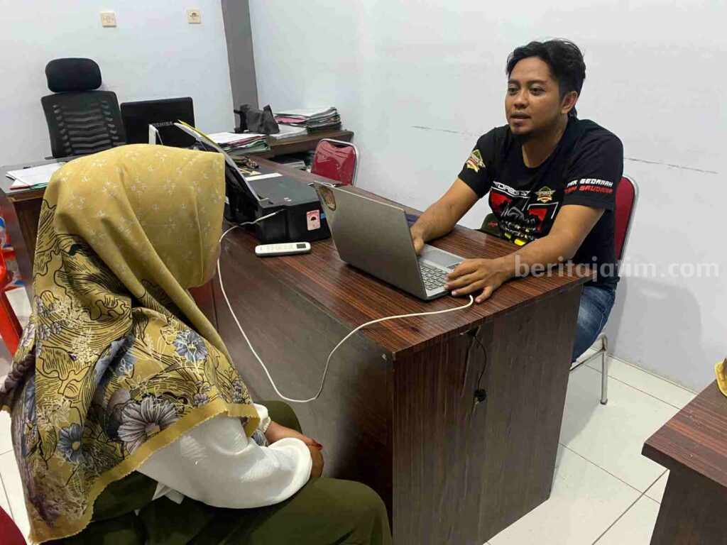 Inisial F pelaku pembunuhan di Sampang saat diperiksa polisi (Foto: Zamachsari/beritajatim.com)