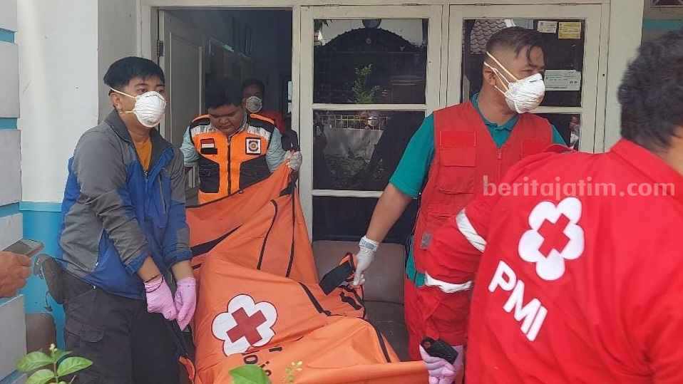 Caption : Jenazah korban dievakuasi ke ruang jenazah RSU Dr Wahidin Sudiro Husodo Kota Mojokerto untuk divisum. [Foto : ist]