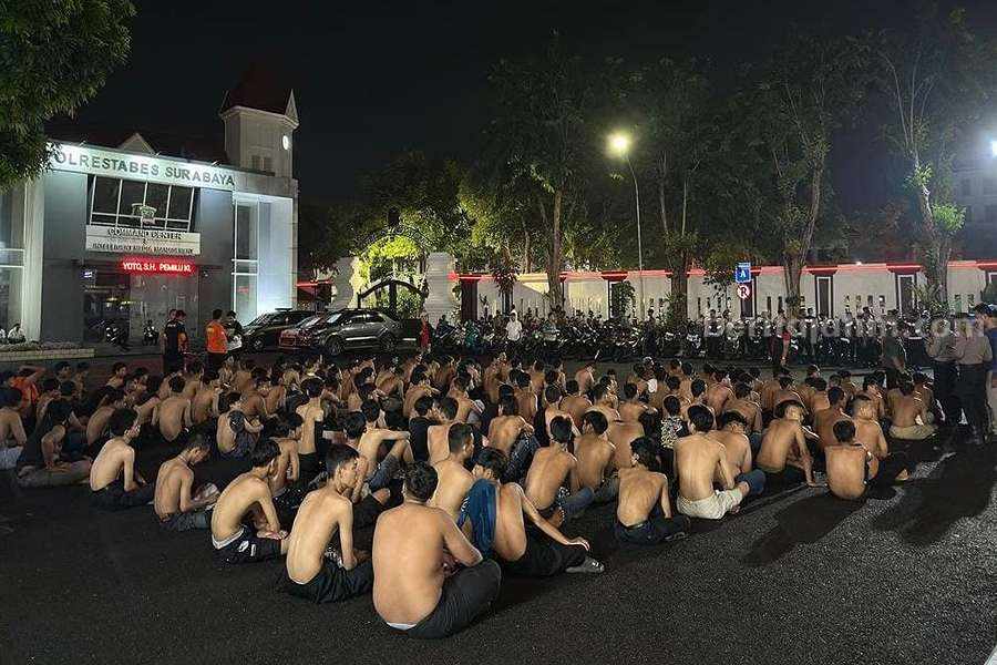 Surabaya Mencekam, 139 Pesilat PSHW Bertelanjang Dada Diamankan 139 pesilat PSHW yang diamankan oleh Polisi.