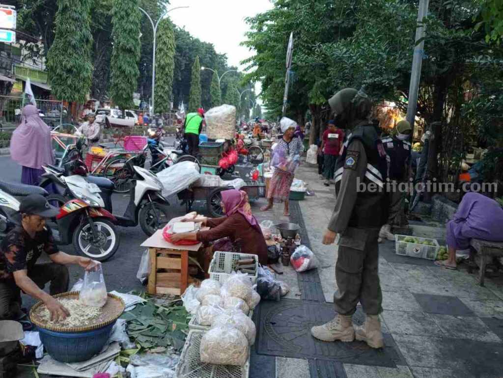 Petugas Satpol PP saat menertibkan PKL yang berjualan diatas trotoar