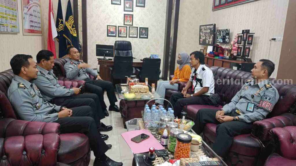 Jajaran Lapas Klas IIA Banyuwangi melakukan koordinasi dengan KPU untuk penyiapan Tempat Pemungutan Suara (TPS) khusus di dalam lapas bagi warga binaan untuk menyalurkan suara di Pemilu 2024. (ist)