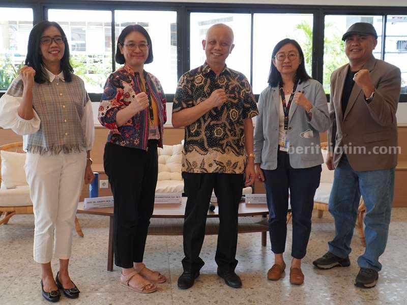UK Petra Surabaya Punya 4 Guru Besar Baru, Rektor Harap Kontribusi Nyata Foto: (dari kiri) Prof. Juniarti, Prof. Anas, Rektor PCU (tengah-Prof. Dr. Djwantoro Hardjito), Prof. Juliana, Prof. Zeplin.