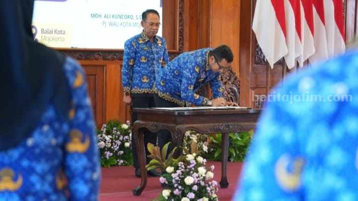 Pj Wali Kota Mojokerto, Moh Ali Kuncoro saat Penandatanganan Perjanjian Kinerja di Ruang Sabha Mandala Madya, Balai Kota Mojokerto. [Foto : ist]