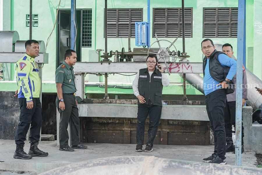 Hujan Meninggi, Gus Muhdlor Siagakan Rumah Pompa 24 Jam Bupati Sidoarjo Gus Muhdlor bersama Ketua DPRD Kab. Sidoarjo H. Usman saat sidak rumah pompa