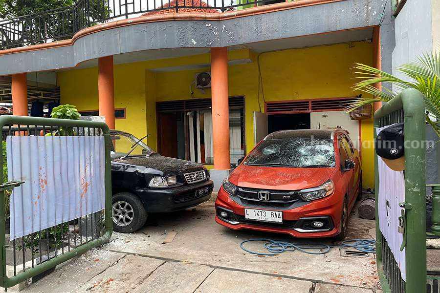 Rumah di Gayung Kebonsari X yang dirusak karena diduga memiliki hutang.