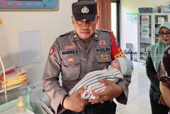 Bayi Dibuang Oleh Remaja 17 Tahun di Blitar Diserahkan ke Keluarga Foto Berita Jatim