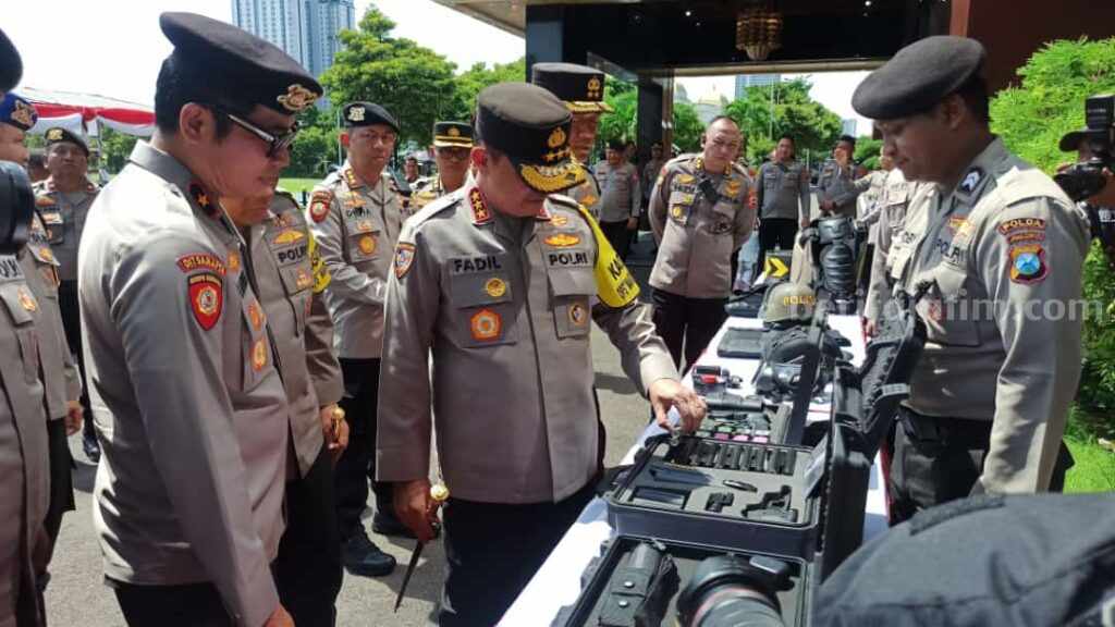 Kesiapan Pemilu 2024, Kabaharkam Polri Cek Peralatan Pengamanan Polda Jatim Foto Berita Jatim