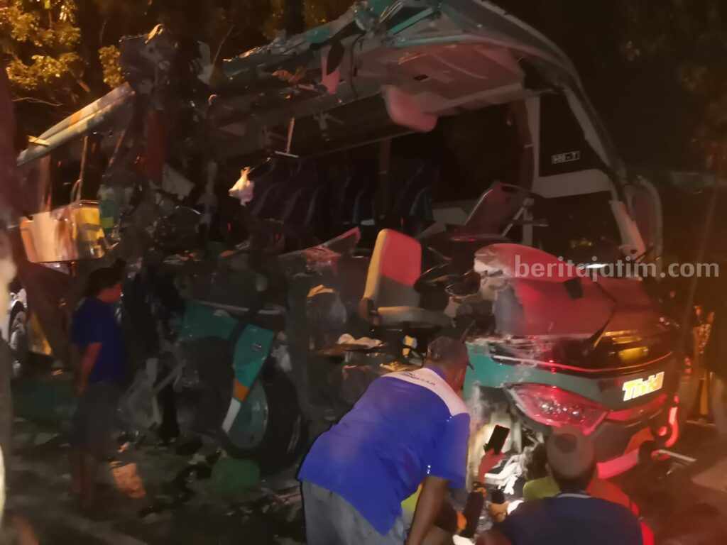 Bus Rombongan Peziarah Adu Moncong dengan Truk di Gresik, 4 Orang Meninggal Foto Berita Jatim