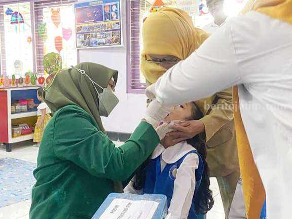 Mahasiswa Unusa bersama Dinkes Kota Surabaya memberikan imunisasi polio.