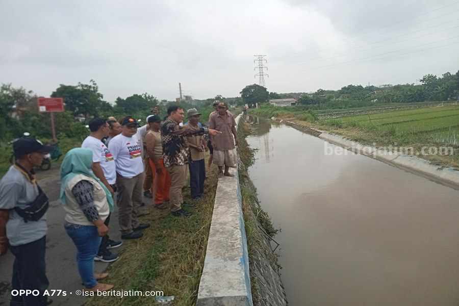 Founder Tim BHS Peduli bersama para petani di Mliriprowo Kec. Tarik.