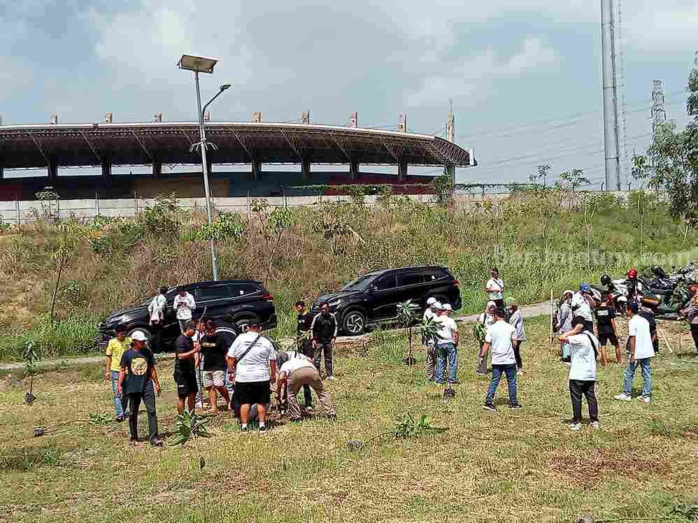 penanaman pohon di sekitar Stadion Gelora Joko Samudro (Gejos)