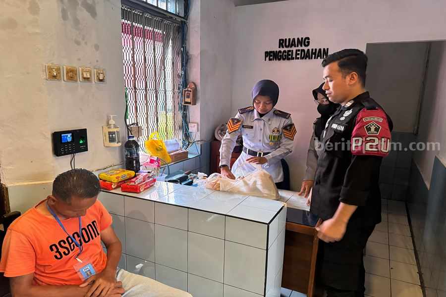 Petugas Rutan Kelas IIB Ponorogo saat memeriksa barang bawaan pengunjung. (Foto/Istimewa)
