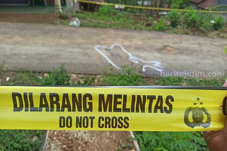 Jalanan tempat korban tewas tergeletak ditandai dengan warna putih  dan disterilisasi menggunakan garis polisi. (Foto/Endra Dwiono/Beritajatim.com)