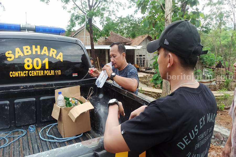 Beberapa botol minuman keras yang diamankan pihak kepolisian yang tak jauh dari lokasi kejadian. (Foto/Endra Dwiono/Beritajatim.com)