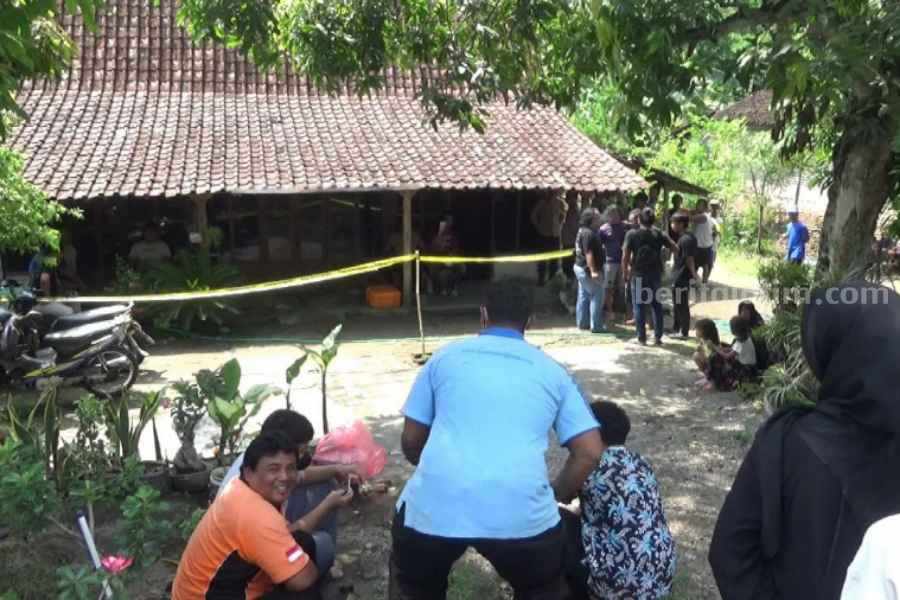 Rumah ibu dan bayi yang dipadati warga karena kabar meninggal mendadak di Desa Guyung, Gerih, Ngawi pada Senin (1/1/2024)