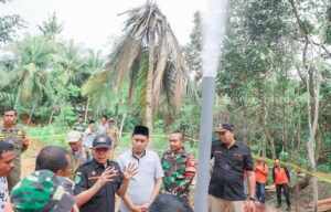 Heboh, Galian Sumur Bor Menyembur Setinggi 14 Meter di Pamekasan