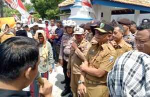 Warga Demo DPMD Sampang, Tuntut Transparansi Pemilihan BPD foto beritajatim