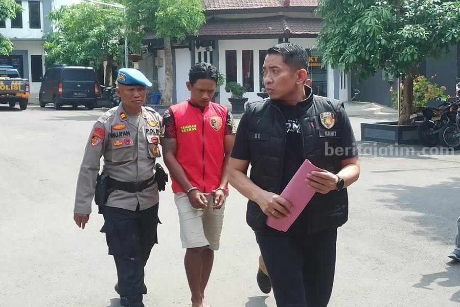Pelaku Pembunuhan Warga Ponorogo Serahkan Diri ke Polisi Pelaku saat diamankan di Mapolres Ponorogo (Foto/Endra Dwiono/Beritajatim.com)