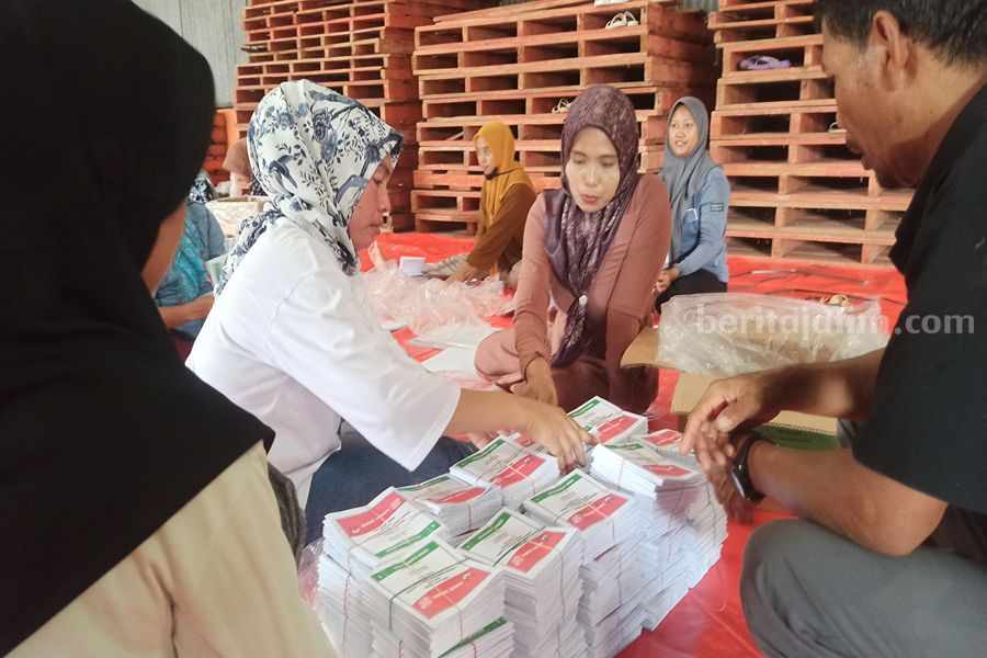 Ada Ratusan Surat Suara Rusak di Ponorogo, Ini Penyebabnya Proses sortir lipat surat suara di Gudang KPU Ponorogo. (Foto/Endra Dwiono/Beritajatim.com)