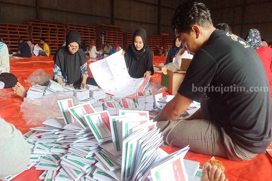 Pensortiran dan pelipatan sudah mulai dilakukan di gudang KPU Ponorogo. (Foto/Endra Dwiono/Beritajatim.com)