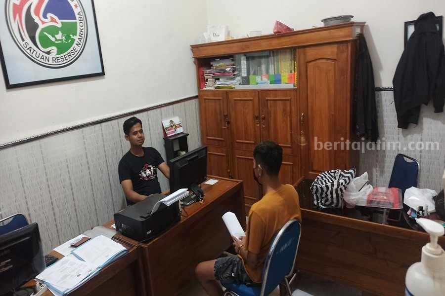 Tersangka inisial P yang menjalani pemeriksaan di Mapolres Ponorogo (Foto/Endra Dwiono/Beritajatim.com)