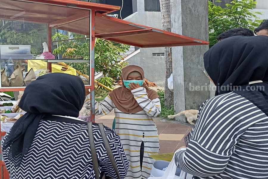 Sejumlah dagangan milik PKL di Ponorogo diborong untuk dibagikan gratis ke masyarakat. (Foto/Istimewa)