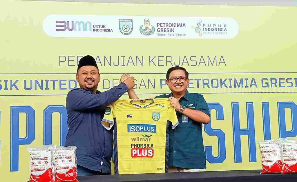 President Klub Gresik United Fandi Akhmad Yani (kiri) dan Dirut Petrokimia Gresik Dwi Satryo Annurogo (kanan) usai penandatangan kerjasama.