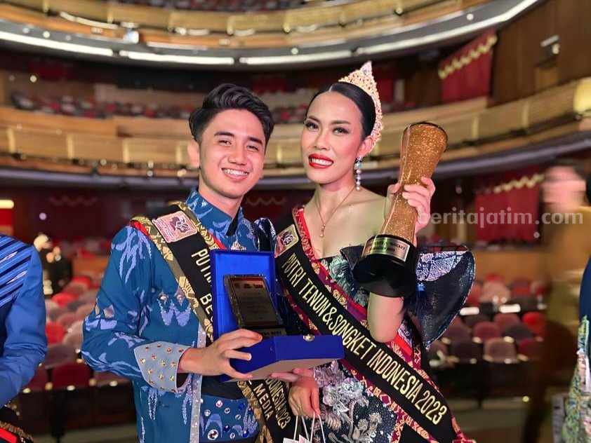 Bangga! Jatim Sabet Penghargaan di Putra Putri Tenun Songket Indonesia 2023 Potret Reyvaldi Zain dan Ida Ayu Gabriella Sanjaya (dari kiri) di ajang Putra Putri Tenun Songket Indonesia 2023. (Sumber foto: Istimewa)