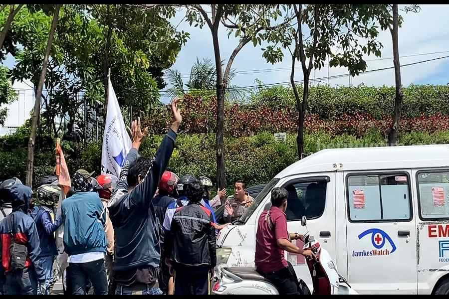 Para buruh yang menggeruduk Kasatlantas Polrestabes Surabaya saat demo buruh, Kamis (04/01/2024).