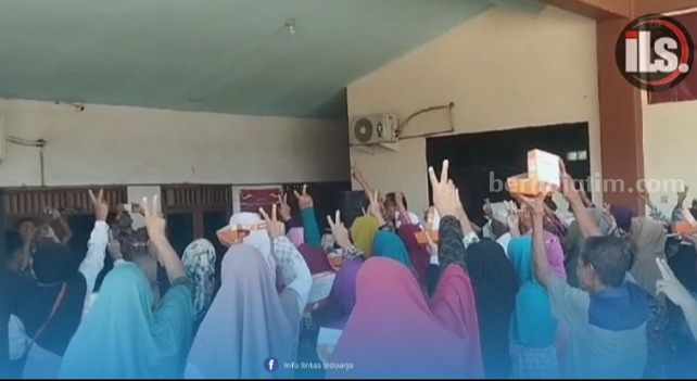Panitia melepas spanduk makan siang gratis bersama Prabowo-Gibran