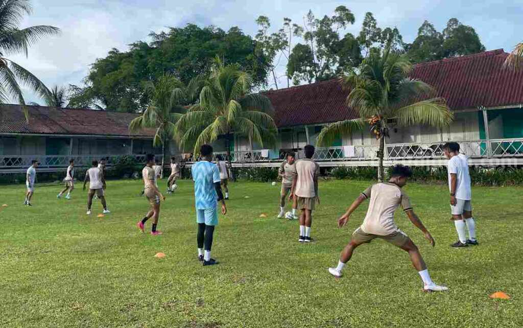 Pemain Gresik United saat menjalani recovery di sekitar halaman hotel