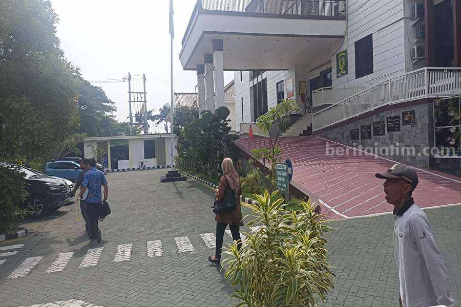 Ketiga staf BPKPD saat datang di Kejaksaan Negri Kabupaten Pasuruan.