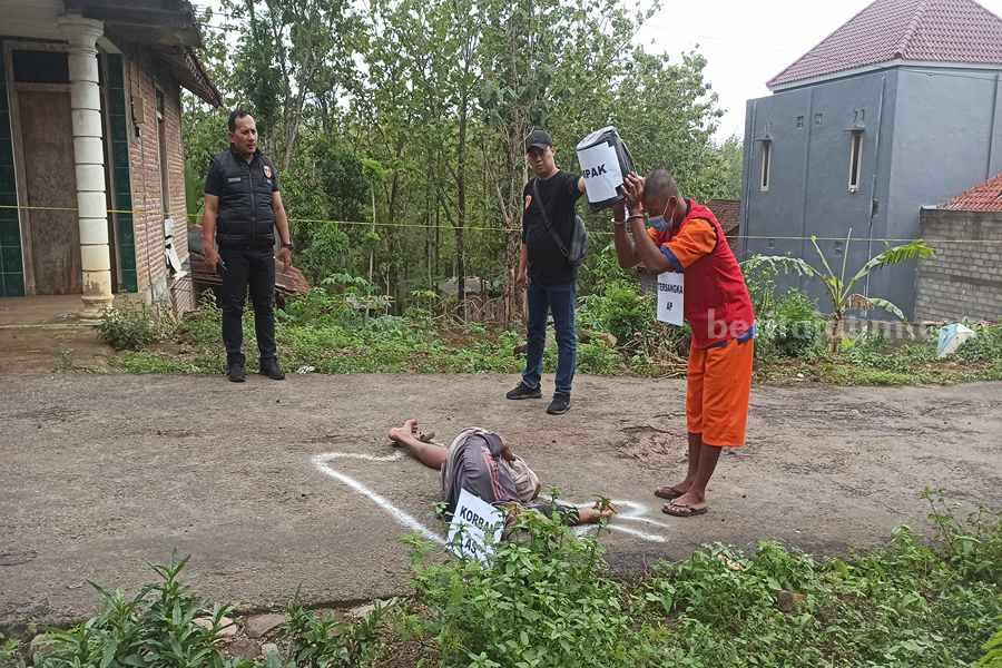 Salah satu adegan dalam rekonstruksi kasus pembunuhan tetangga di Pulung Ponorogo. (Foto/Endra Dwiono/Beritajatim.com)