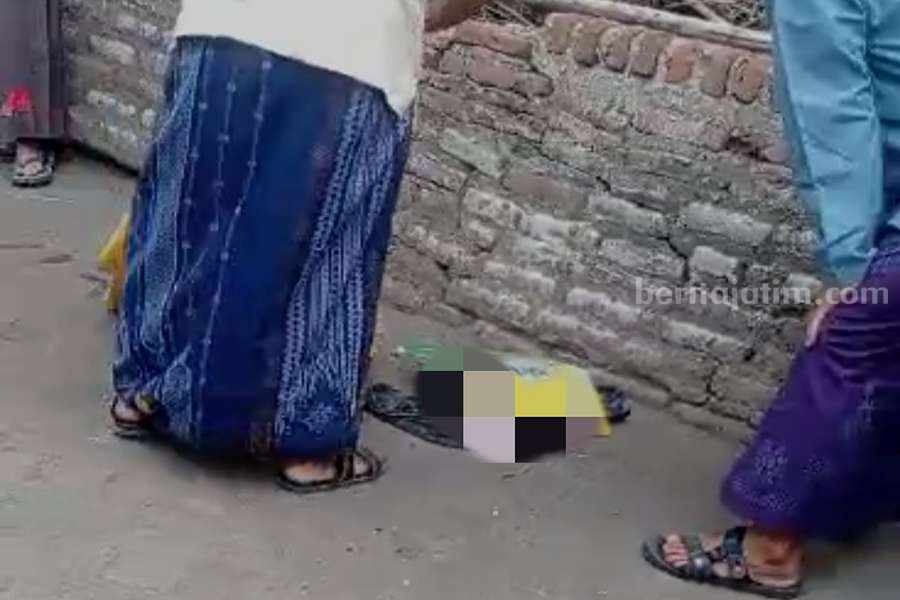 Jasad bayi laki-laki setelah dilakukan evakuasi oleh warga.