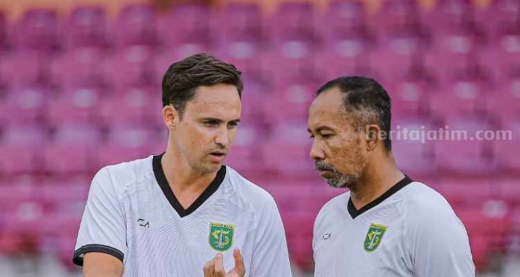 Paul Munster mendengarkan instruksi ass pelatih. (Way)