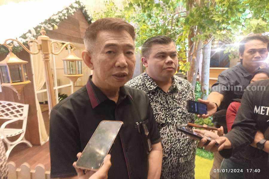 Pengacara Vasa Hotel, Tonic Tangkau (kiri) bersama General Manager Vasa Hotel, Robert Kotambunan, Jumat (05/01/2024).