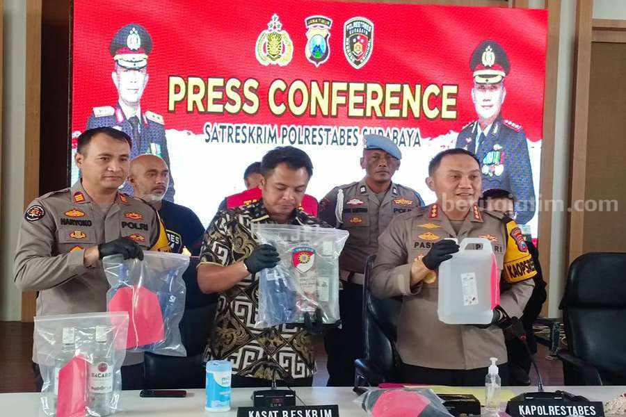 Kapolrestabes Surabaya (kanan) Kombes Pol Pasma Royce saat konferensi pers tragedi Vasa Hotel, Jumat (05/01/2024).