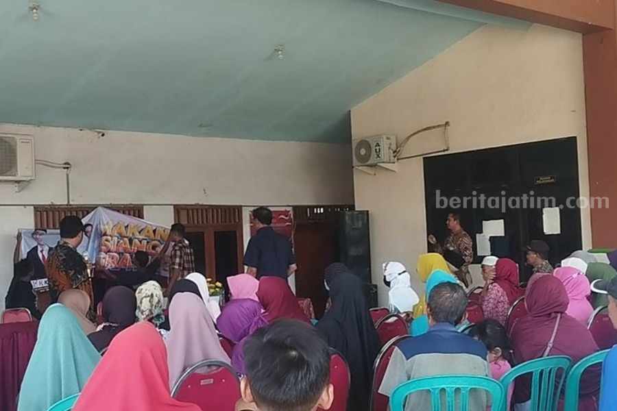Bawaslu Sidoarjo Proses Dugaan Kampanye di Baldes Tarik Lusa Panitia acara melepas banner makan siang bersama Prabowo-Gibran di saksikan Kades Tarik (baju batik/kiri) dan salah satu Waka DPRD Sidoarjo (kemeja biru/kanan)