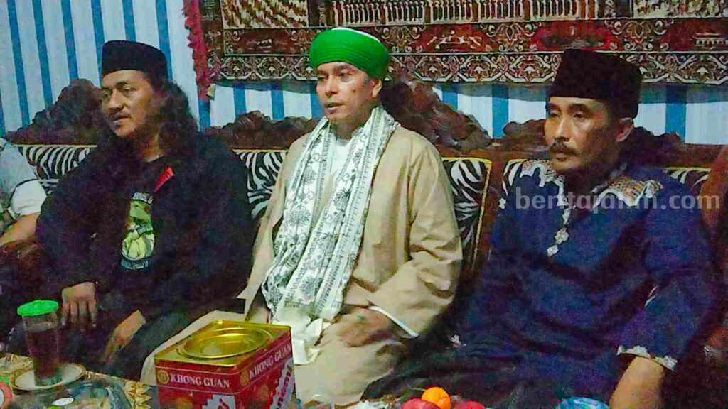 KH Muhammad Abbas Billy Buntet Cirebon (Gus Abbas-red) Pengasuh Pesantren Nahdlatul Ummah, Buntet, Cirebon, Jawa Barat. (Bersurban Hijau-red) dan KH Thoriq Bin Ziyad.