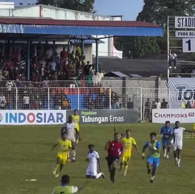 Foto wasit eko saputro (baju merah) berlari usai mengesahkan gol pinalti kontroversial
