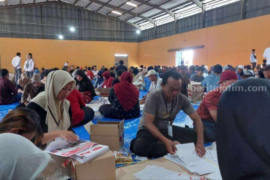 Proses sortir dan lipat suarat suara di Gudang KPU Ngawi di Gudang Bulog Keniten, Geneng, Ngawi, Senin (8/1/2024)