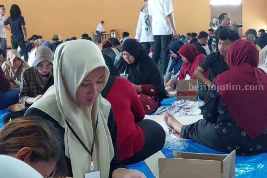 Melipat Surat Suara Diminati Warga Ngawi, Segini Upahnya