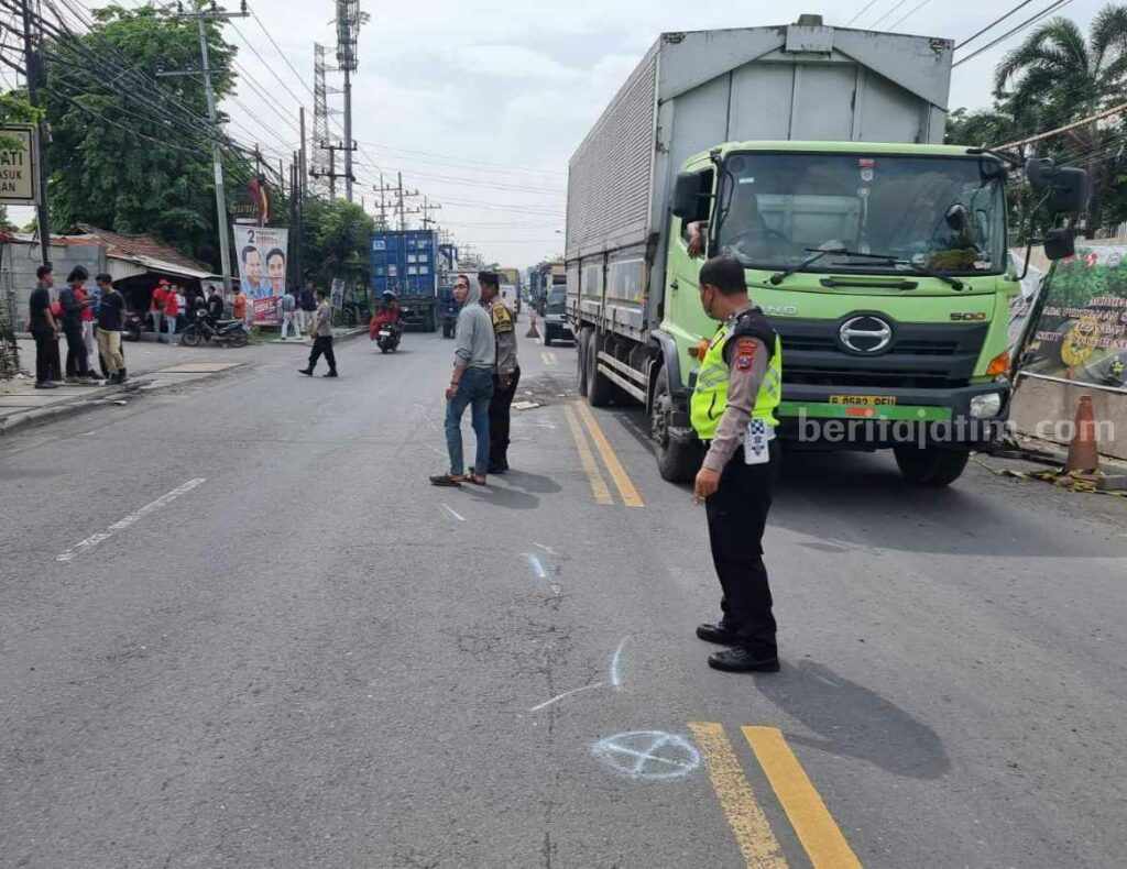 Polisi lalu lintas saat melakukan olah TKP di jalan raya pantura Manyar Gresik