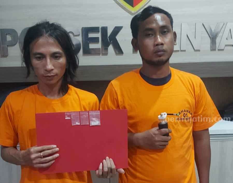 Foto kedua tersangka saat diamankan di Polsek Manyar Gresik.